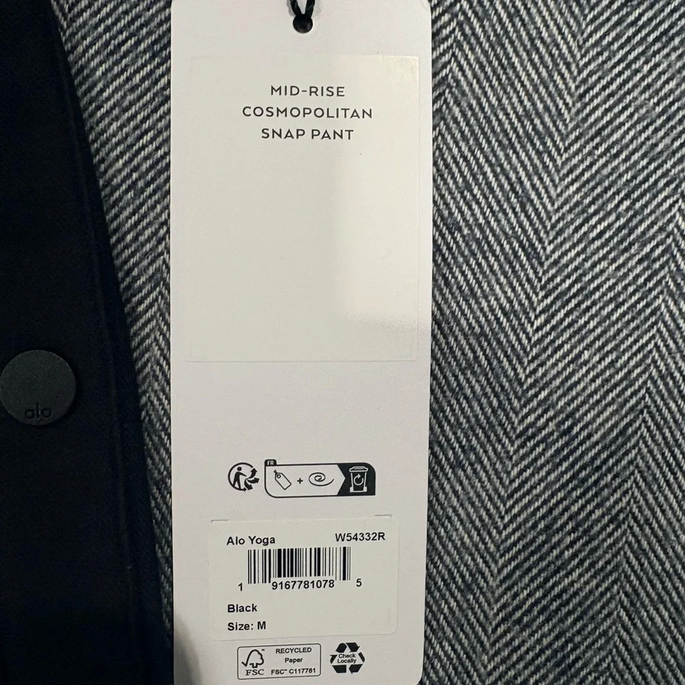 Alo Mid-Rise Cosmopolitan Snap Pant | color: black | size: m - Picture 9 of 11